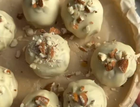 Trufas antiinflamatorias de manzana, avena y chocolate: una opción tentadora y suave para la merienda