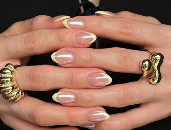 Uñas vainilla latte: la manicura con efecto cromado más versátil que es tendencia