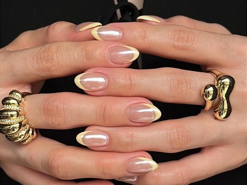 Uñas vainilla latte: la manicura con efecto cromado más versátil que es tendencia