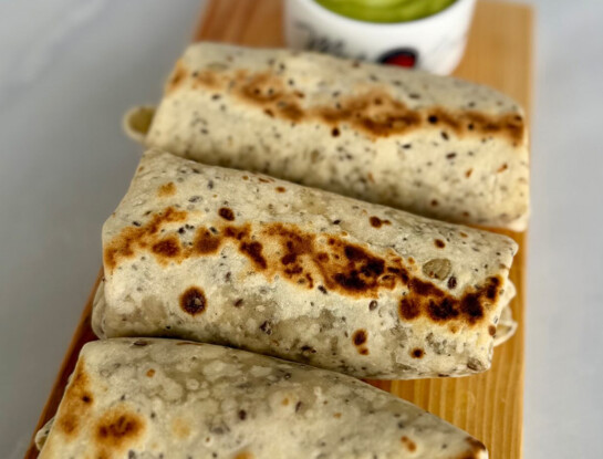 Cómo hacer wraps de pollo, verduras y queso: la receta casera que podés freezar y tener lista en minutos