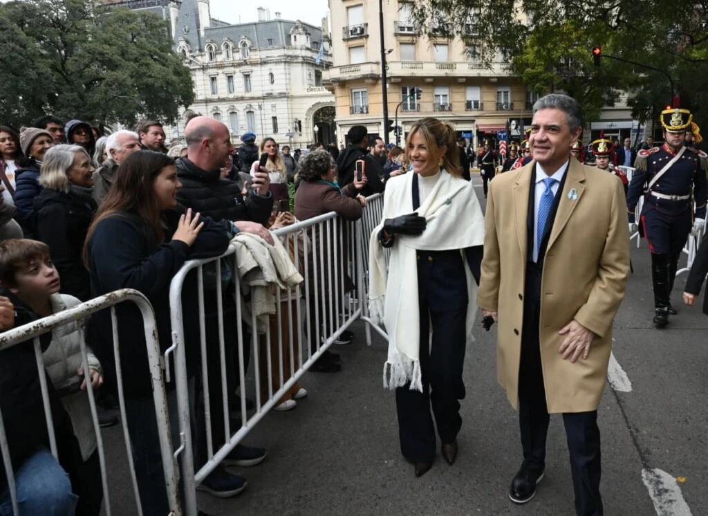 El elegante look de María Belen Ludueña en la Plaza San Martín.