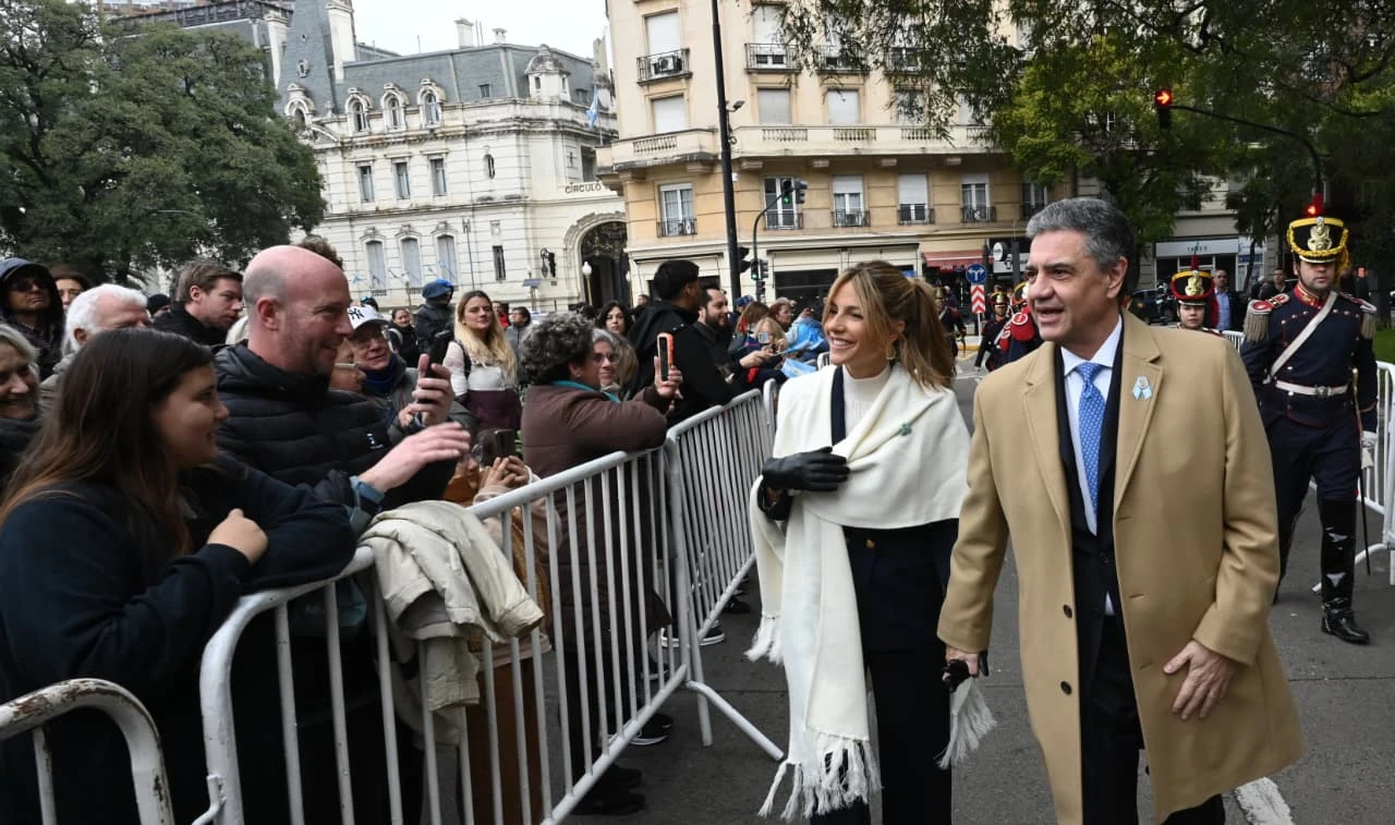 El elegante look de María Belen Ludueña en la Plaza San Martín.