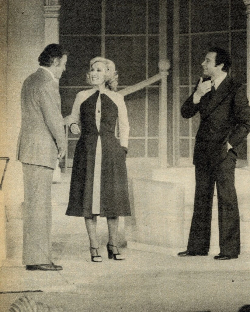 Es una traje realizado para la obra de Teatro "Constancia" 1976 protagonizada por Mirtha Legrand y dirigida por Daniel Tinayr