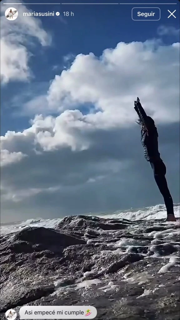 Como parte de su rutina, además, realizó ejercicios de elongación y yoga sobre una zona rocosa de la playa.