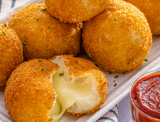 Bombas rellenas de papa y cebolla caramelizada: una receta fácil y deliciosa
