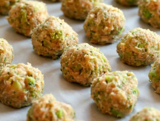 Mini buñuelos de brócoli: una receta distinta para acompañar en la cena
