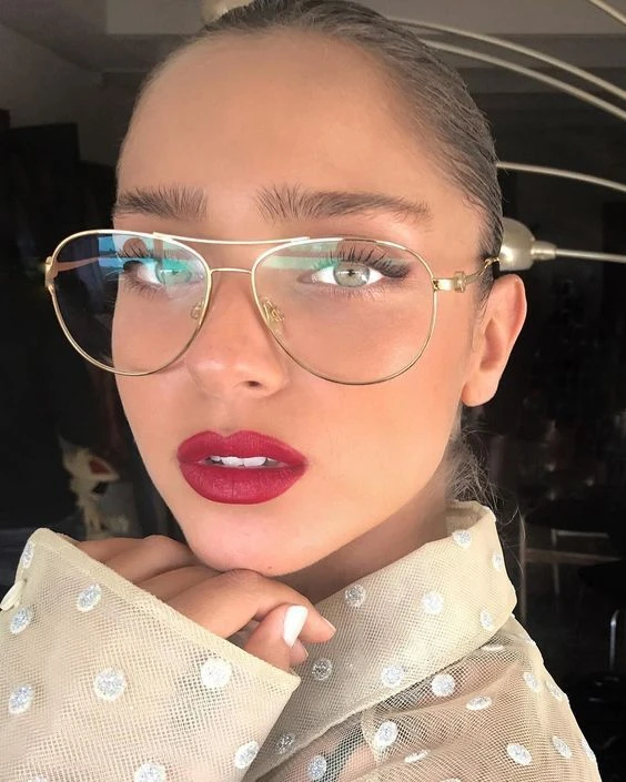 Maquillaje para usar con lentes: los trucos que sí funcionan para potenciar tu mirada