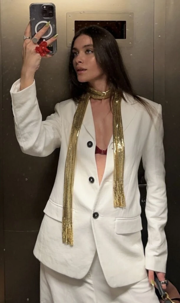 Si buscás una propuesta más sofisticada, podés llevar una skinny scarf con una camisa o top y un blazer de sastrería.