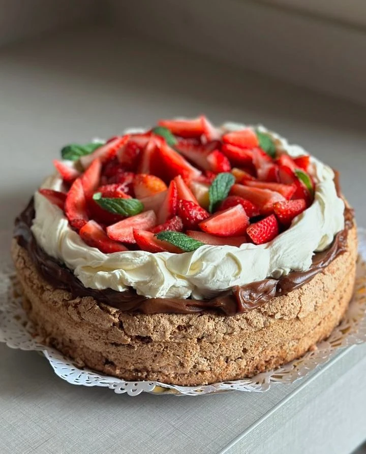 Torta de nuez con crema y frutillas. Foto: Pinterest