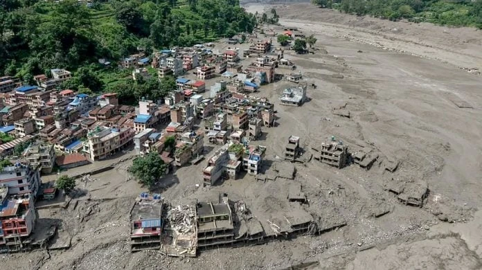La magnitud de la inundación fue tal que la corriente arrastró viviendas, vehículos, puentes y otras estructuras.
