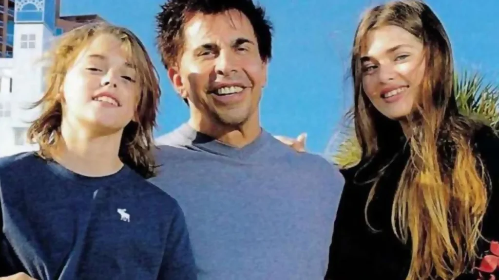 Felipe y Marta Fort junto a su padrino, Gustavo Martínez.