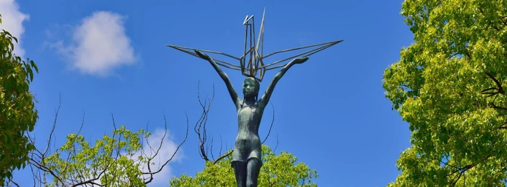 El monumento que recuerda a Sadako con la grulla sobre la cabeza