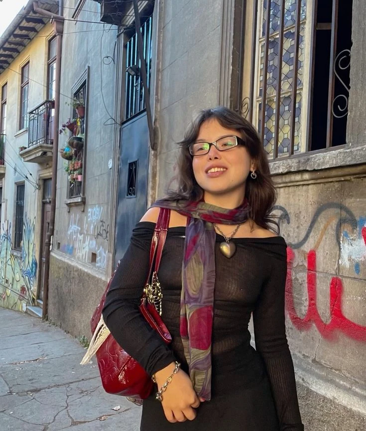El regreso de la skinny scarf forma parte de una tendencia más amplia: la moda continúa recuperando elementos de décadas pasadas y reinterpretándolos desde una mirada contemporánea.