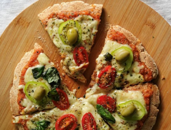 Pizza individual sin harinas refinadas: la receta de 3 ingredientes para una masa casera