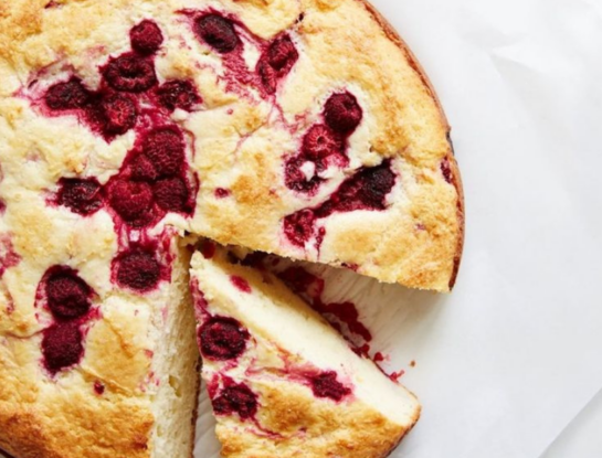 Tarta de ricota y frutos rojos: un postre fácil, cremoso y sin gluten