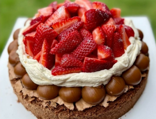 Torta de nueces con crema y frutillas: un postre fresco para disfrutar en familia