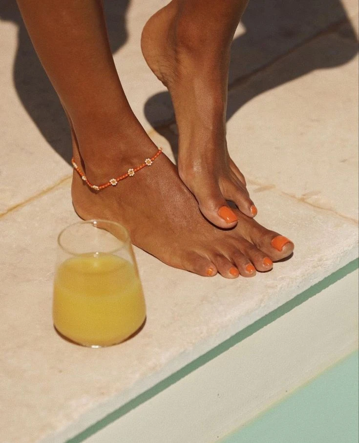 Pedicura de primavera: los tonos plenos que vas a querer llevar en tus pies