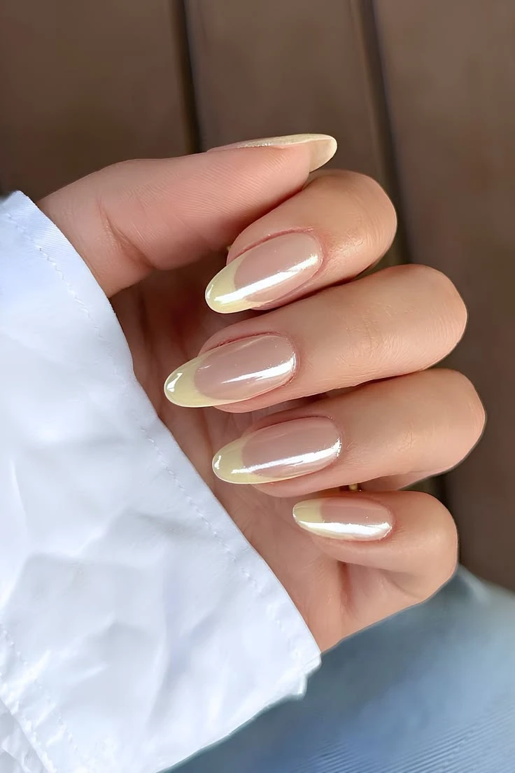 Uñas vainilla latte: la manicura con efecto cromado más versátil que es tendencia