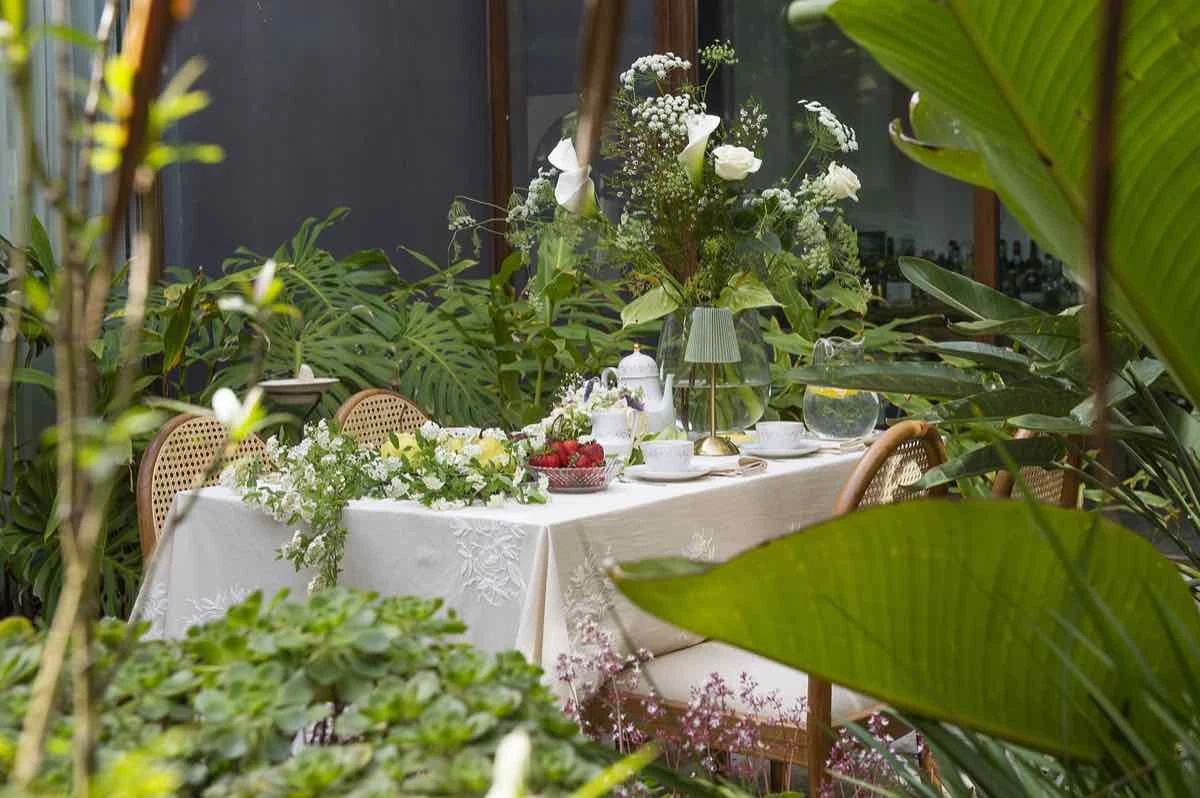 La mesa al aire libre: un clásico de la primavera que nos inspira.
