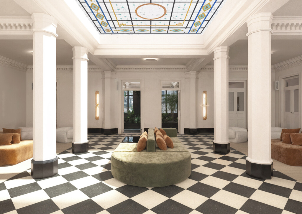 El hall recupera elementos históricos del edificio, como el piso damero y el vitral del patio interior, integrados a la nueva propuesta de Grand Atlántida.
