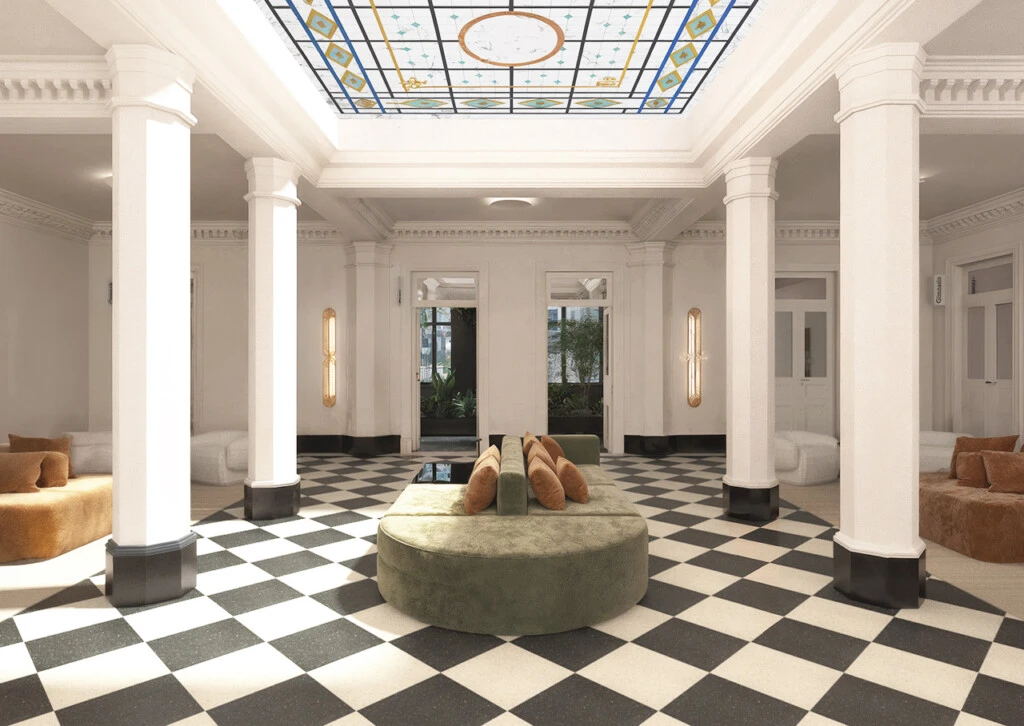 El hall de distribución del piso 3, donde se concentran la mayor parte de sus amenities, recupera elementos históricos del edificio, como el piso damero y el vitral del patio interior, integrados a la nueva propuesta de Grand Atlántida.