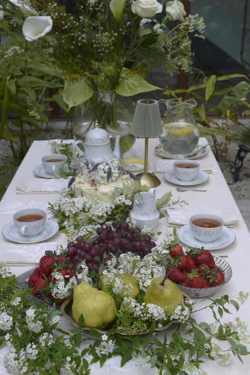 Flores, frutas, textiles bordados, vajilla delicada y materiales naturales construyen una puesta elegante y fresca, pero sin artificios.