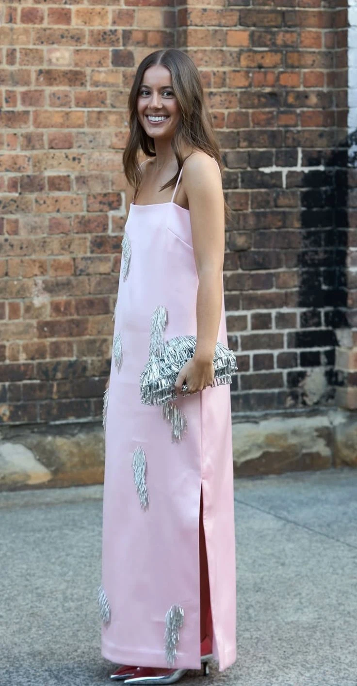 Qué color de vestido usar con zapatos dorados o plateados