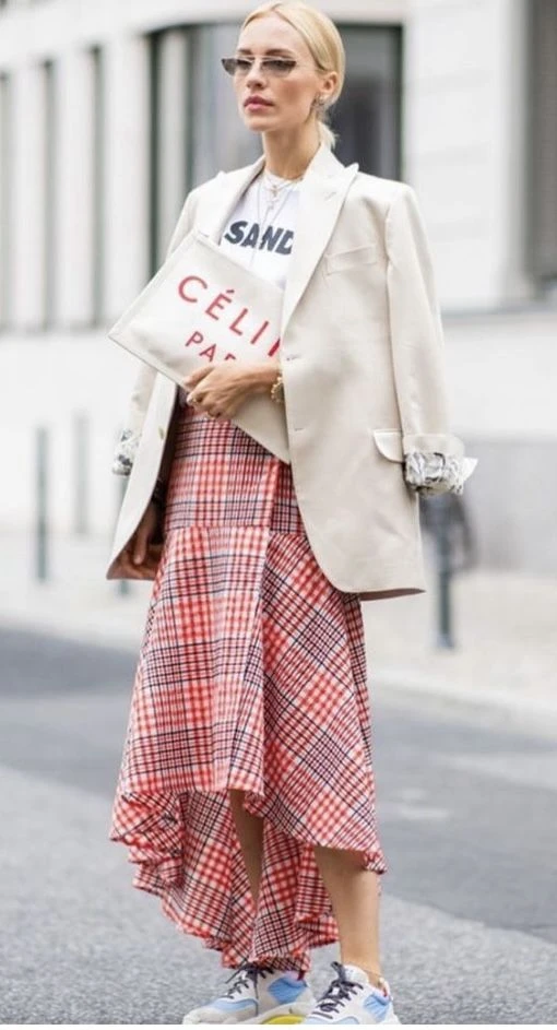 Tendencia urbana: la fórmula de blazer y remera con estampa