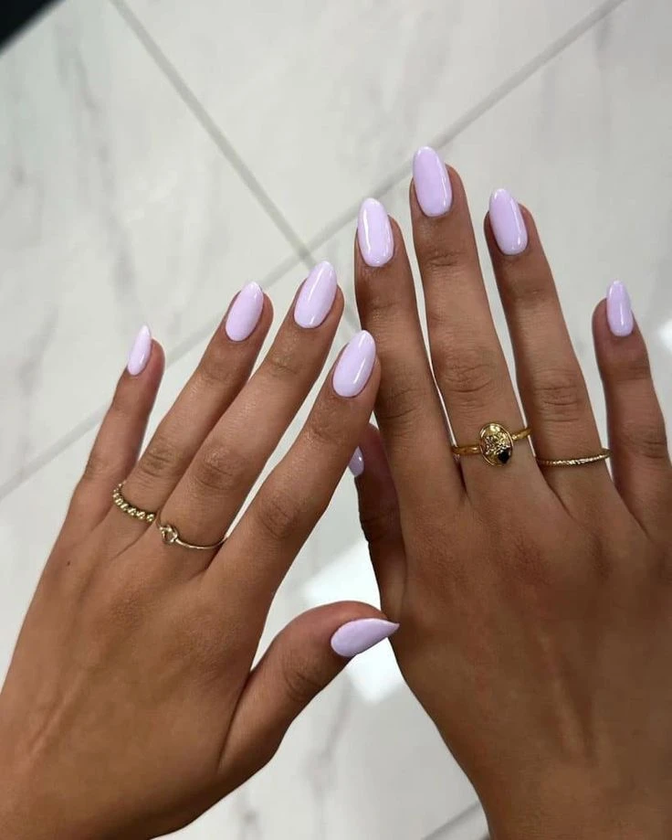 Uñas lavanda milky: la tendencia noventosa que dominará la primavera