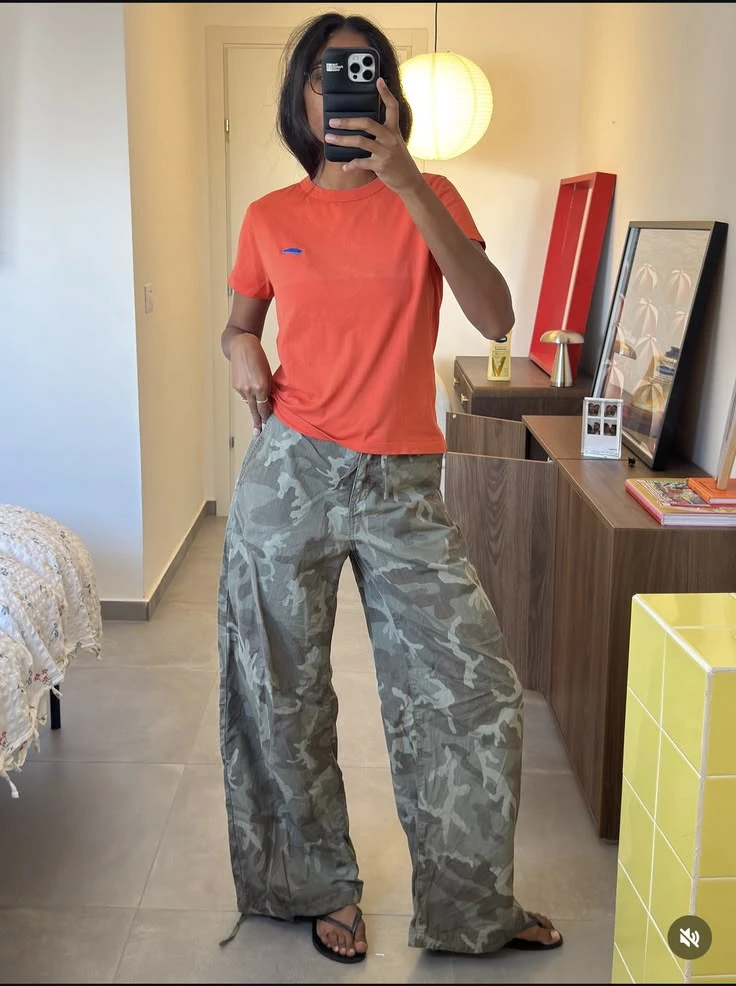 Este tipo de outfit se puede completar con zapatos negros, sandalias, anteojos de sol y una cartera de cuero del mismo tono.