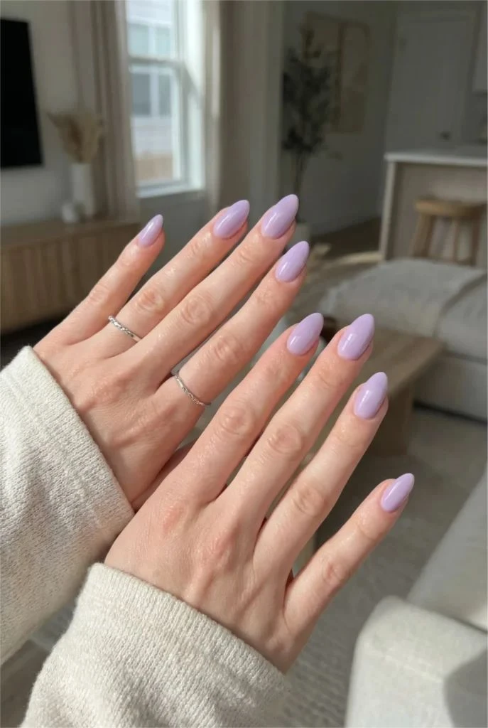 Uñas lavanda milky: la tendencia noventosa que dominará la primavera