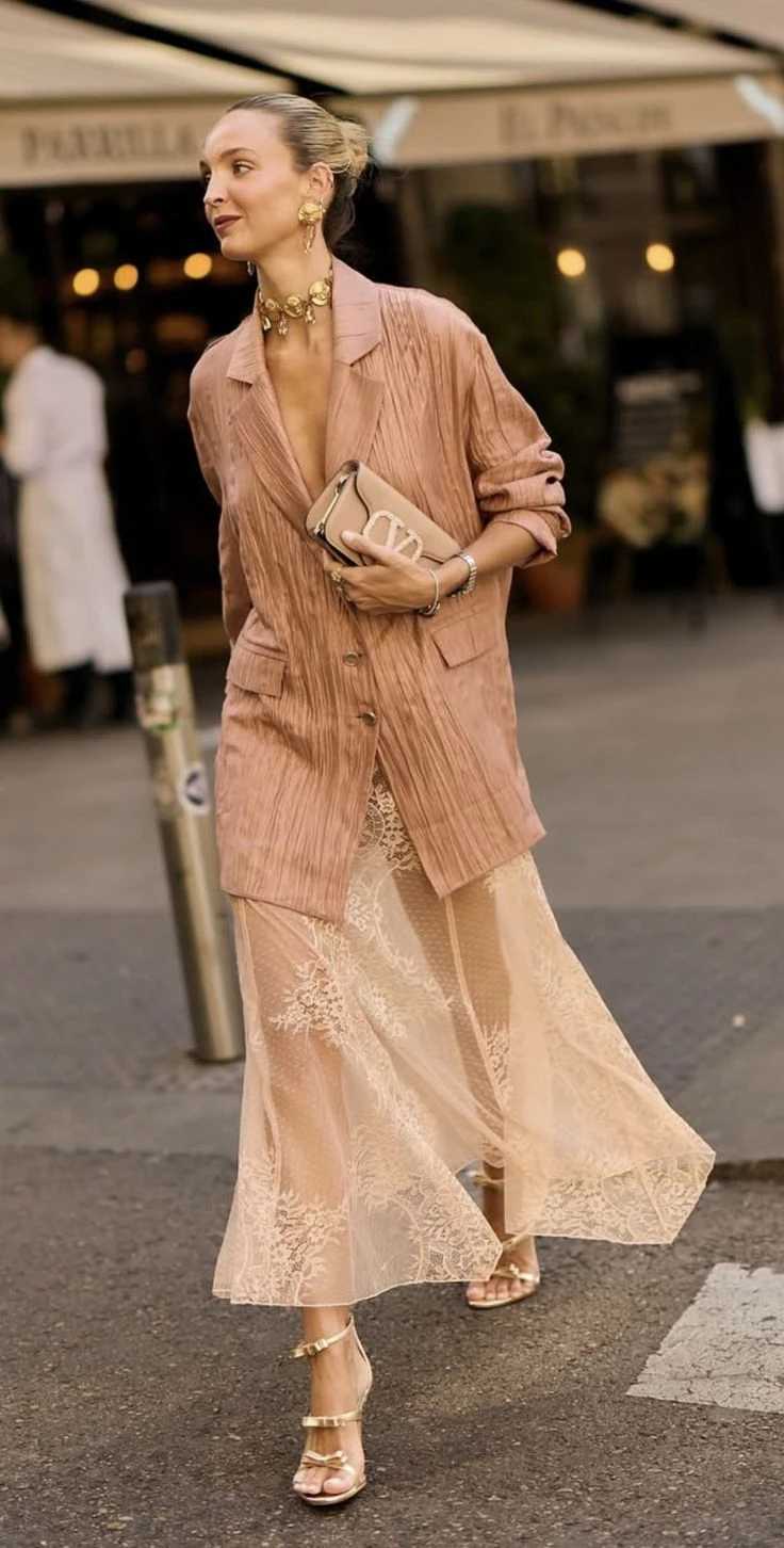 Qué color de vestido usar con zapatos dorados o plateados
