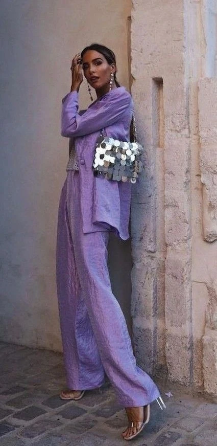 Qué color de vestido usar con zapatos dorados o plateados