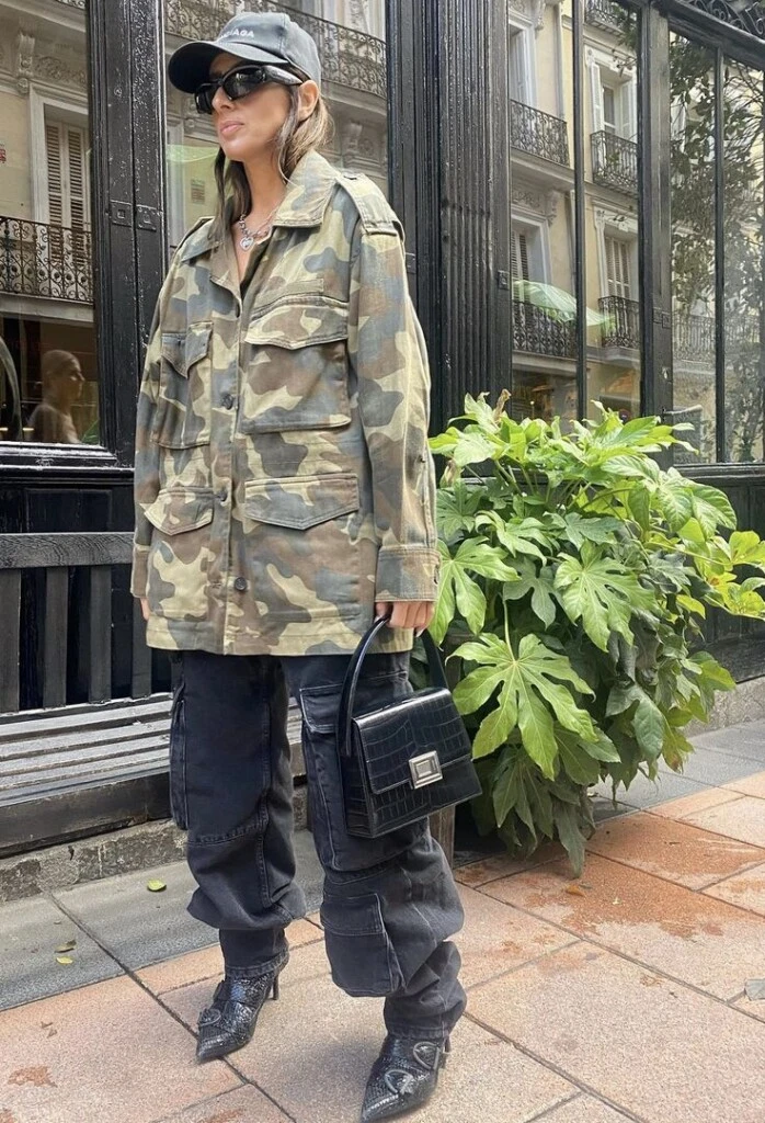 Las versiones tipo field jacket, con bolsillos grandes y una silueta ligeramente amplia, son ideales para construir un outfit de inspiración utilitaria.