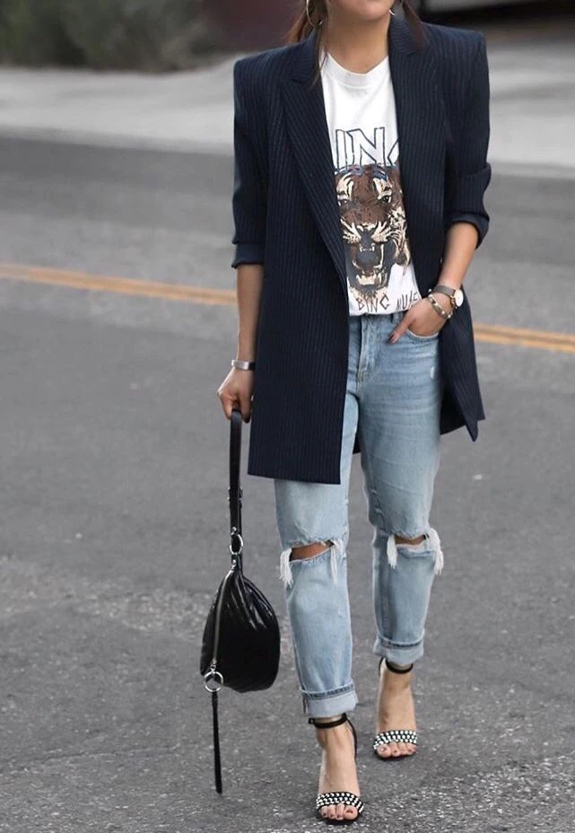 Tendencia urbana: la fórmula de blazer y remera con estampa