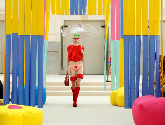 Ágatha Ruiz de la Prada anticipa la moda del verano 2027: color, flores y vestidos X