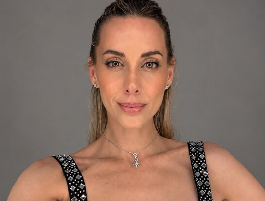 Anita Espasandín mostró un look corto de strass y plumas ideal para una gala, incluso para las que son "team vestido largo"
