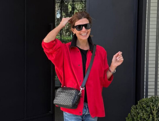 Juliana Awada tiene la fórmula ideal para un look casual de domingo: jeans, barn jacket y zapas urbanas