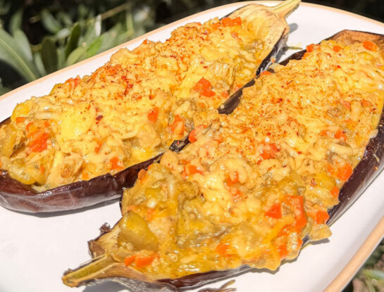 Berenjenas rellenas de pollo: la receta fácil y proteica que es ideal para la cena