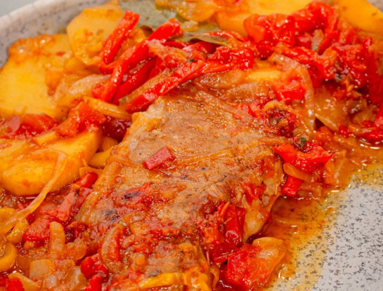 Bifes a la criolla con papas: la receta fácil y rendidora que se prepara en una sola olla