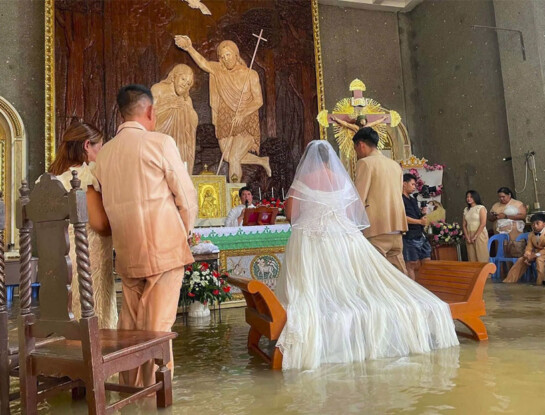 Se casaron en una iglesia inundada: la increíble historia de amor detrás de las fotos que recorren las redes
