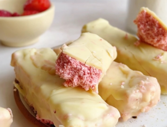 Barritas caseras de coco, yogur y frutilla: la receta fresca y tentadora para resolver la merienda
