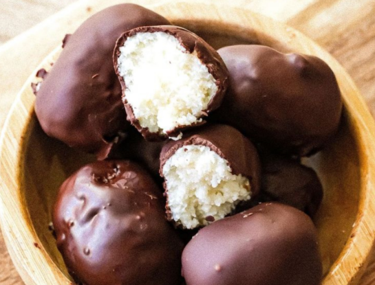 Bombas de coco proteicas con solo 3 ingredientes