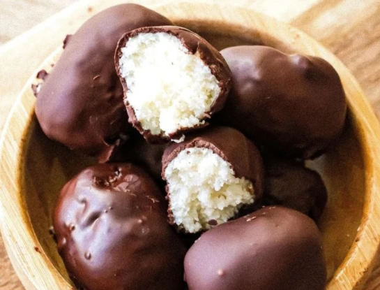 🥥🍫 Coco, yogur griego y chocolate: tres ingredientes para preparar estas bombas de coco fáciles, sin horno y con al menos una hora de frío.