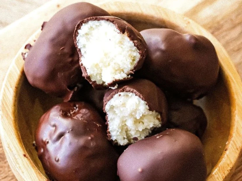 🥥🍫 Coco, yogur griego y chocolate: tres ingredientes para preparar estas bombas de coco fáciles, sin horno y con al menos una hora de frío.