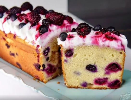 Budín de arándanos con crema de mascarpone: el postre que combina lo cremoso y lo frutado en una sola cucharada
