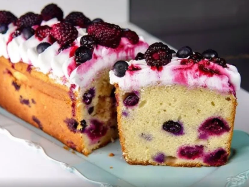 Budín de arándanos con crema de mascarpone el postre que combina lo cremoso y lo frutado en una sola cucharada DESTACADA