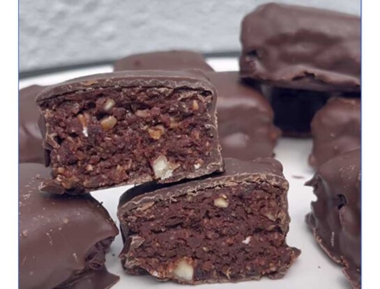 Cuadraditos de chocolate ricos en magnesio: una receta fácil con avena, cacao y frutos secos