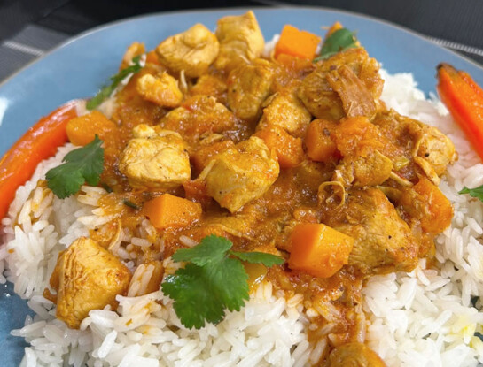 Curry de pollo con arroz y zanahorias glaseadas: la receta rendidora de Jimena Monteverde para toda la familia