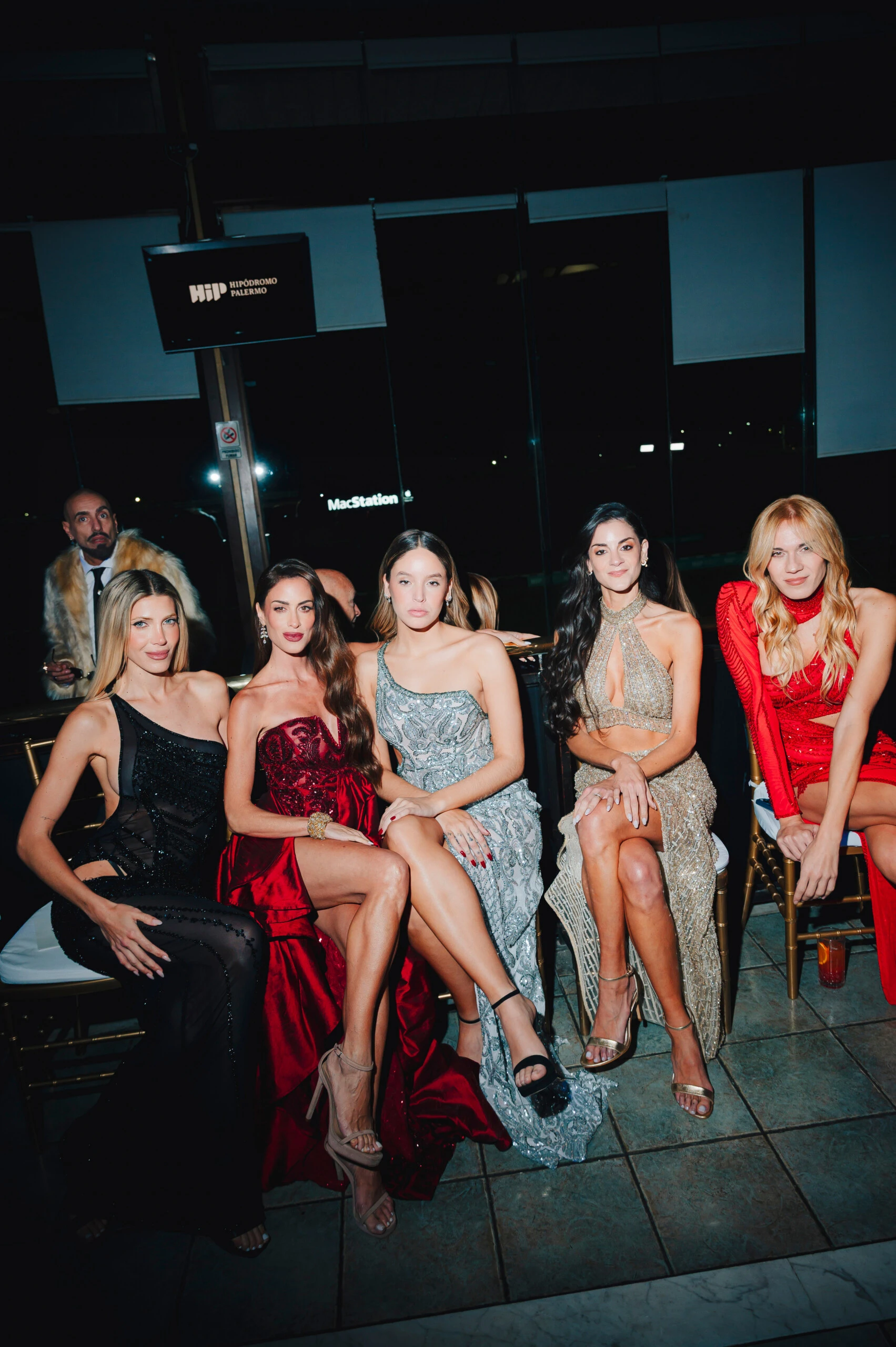 El Hipódromo de Palermo se llenó de glamour para celebrar los más de 25 años de trayectoria de Marian Saud en la alta costura. Las famosas dijeron presente en la presentación de la colección "Play". Mirá todos los detalles y enterate quiénes estuvieron.